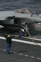 Fixing of the catapult for the takeoff of a Rafale. © Philip Plisson / Plisson La Trinité / AA09895 - Photo Galleries - The Navy