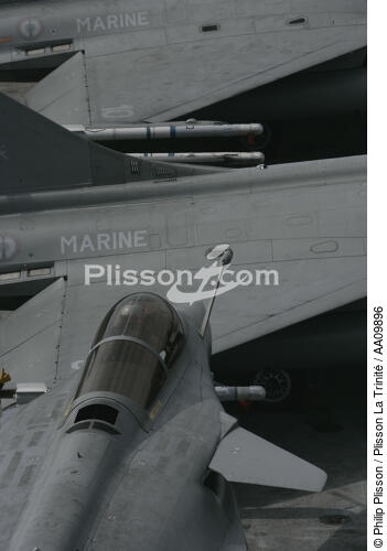 Avions de chasse sur le porte-avions Charles de Gaulle. - © Philip Plisson / Plisson La Trinité / AA09896 - Nos reportages photos - Transport aérien
