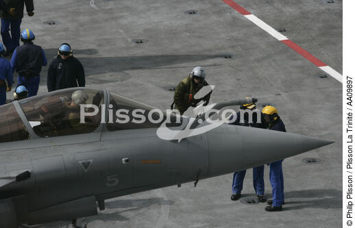 Rafale close with the catapult-launching of the flight deck of the Charles de Gaulle. - © Philip Plisson / Plisson La Trinité / AA09897 - Photo Galleries - Aircraft carrier