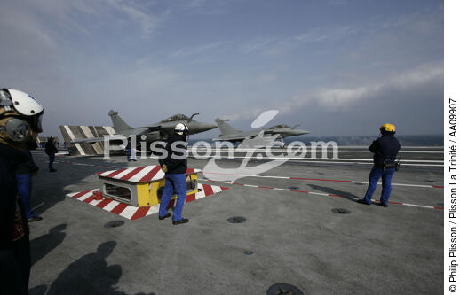Rafale paré au décollage. - © Philip Plisson / Plisson La Trinité / AA09907 - Nos reportages photos - Porte-avions