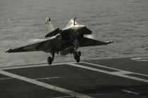 Landing of a Rafale on the aircraft carrier Charles de Gaulle. © Philip Plisson / Plisson La Trinité / AA09910 - Photo Galleries - The Navy