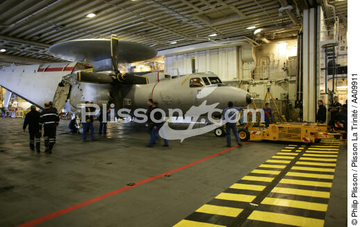 Hawkeye au hangar du porte-avions Charles de Gaulle. - © Philip Plisson / Plisson La Trinité / AA09911 - Nos reportages photos - Avion militaire