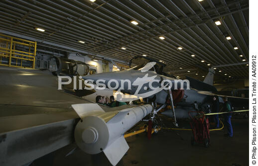 Rafale au hangar du porte-avions Charles de Gaulle. - © Philip Plisson / Plisson La Trinité / AA09912 - Nos reportages photos - Porte-avions