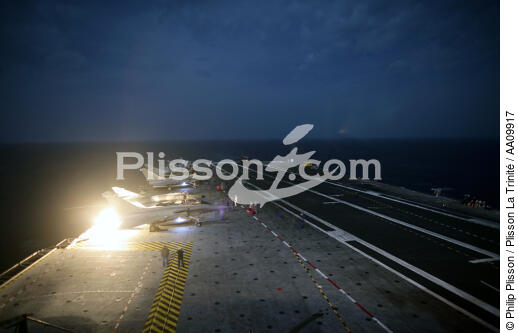 The flight deck of the Charles de Gaulle by night. - © Philip Plisson / Pêcheur d’Images / AA09917 - Photo Galleries - The Navy