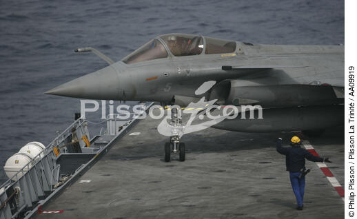 Rafale operates some on the flight deck of the Charles de Gaulle. - © Philip Plisson / Plisson La Trinité / AA09919 - Photo Galleries - The Navy