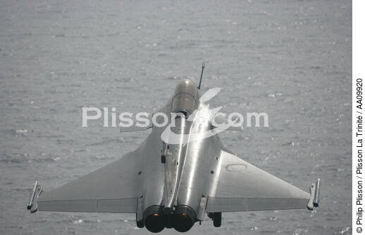 Rafale au décollage sur le porte-avions Charles de Gaulle. - © Philip Plisson / Plisson La Trinité / AA09920 - Nos reportages photos - Avion