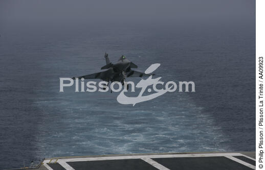 Rafale in operation of landing on the Charles de Gaulle. - © Philip Plisson / Plisson La Trinité / AA09923 - Photo Galleries - Military aircraft