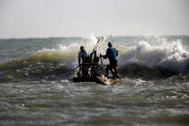 Pêcheurs brésiliens sur leur Jangada. © Philip Plisson / Plisson La Trinité / AA09940 - Nos reportages photos - Vague