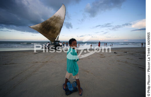 Jeune brésilien assistant au retour de pêche d'une Jangada. - © Philip Plisson / Plisson La Trinité / AA09955 - Nos reportages photos - Coucher de soleil