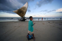 Jeune brésilien assistant au retour de pêche d'une Jangada. © Philip Plisson / Plisson La Trinité / AA09955 - Nos reportages photos - Jangadas do Brazil