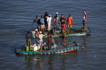 Pêcheurs brésiliens sur leur Jangada. © Philip Plisson / Plisson La Trinité / AA09964 - Nos reportages photos - Ceara
