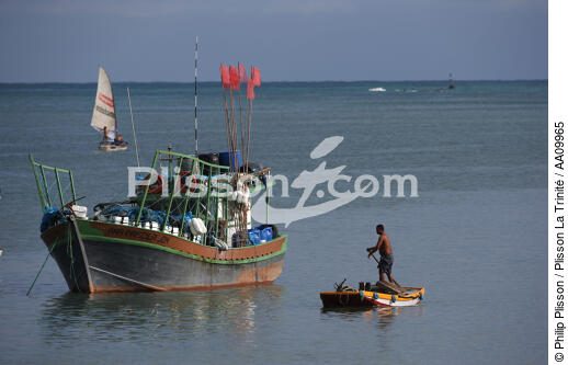 Jangada at the side of a Brazilian lobster boat. - © Philip Plisson / Plisson La Trinité / AA09965 - Photo Galleries - Jangada