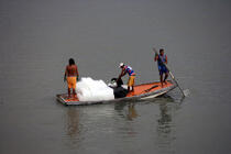 Brazilian boat transporting of the blocks of ice. © Philip Plisson / Plisson La Trinité / AA09968 - Photo Galleries - State [Brazil]