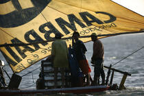 Brazilian fishermen on board Jangada. © Philip Plisson / Plisson La Trinité / AA09977 - Photo Galleries - Backlit