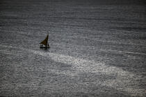 Jangada en mer. © Philip Plisson / Plisson La Trinité / AA09980 - Nos reportages photos - Contre-jour