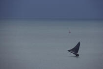 Jangada en mer. © Philip Plisson / Plisson La Trinité / AA10000 - Nos reportages photos - Crépuscule