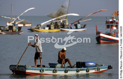Pêcheurs brésiliens à bord de leur Jangada. - © Philip Plisson / Pêcheur d’Images / AA10009 - Nos reportages photos - Jangadas do Brazil