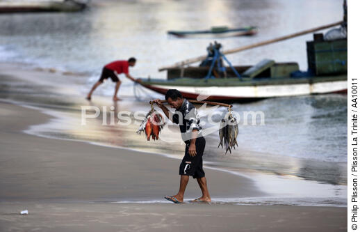 Pêcheur brésilien sur la plage. - © Philip Plisson / Plisson La Trinité / AA10011 - Nos reportages photos - Ville [Ceara]