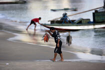 Pêcheur brésilien sur la plage. © Philip Plisson / Plisson La Trinité / AA10011 - Nos reportages photos - Etat [Brésil]
