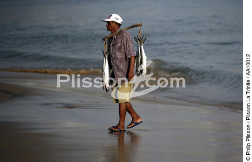 Pêcheur brésilien sur la plage. - © Philip Plisson / Plisson La Trinité / AA10012 - Nos reportages photos - Poisson