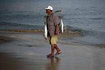 Pêcheur brésilien sur la plage. © Philip Plisson / Plisson La Trinité / AA10012 - Nos reportages photos - Etat [Brésil]