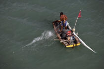 Pêche au filet sur une Jangada. © Philip Plisson / Plisson La Trinité / AA10019 - Nos reportages photos - Ceara