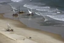 Jangadas sur le sable brésilien. © Philip Plisson / Plisson La Trinité / AA10021 - Nos reportages photos - Ceara