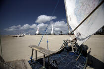 Jangada sur la plage. © Philip Plisson / Plisson La Trinité / AA10027 - Nos reportages photos - Sable