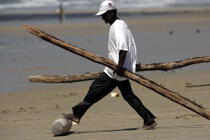 Sur la côte nord du Brésil, les pêcheurs utilisent des rondins de bois pour sortir les Jangadas de l'eau. © Philip Plisson / Plisson La Trinité / AA10030 - Nos reportages photos - Sable