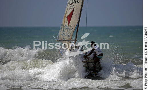 A Jangada ready to get out the sea - © Philip Plisson / Plisson La Trinité / AA10031 - Photo Galleries - Wave