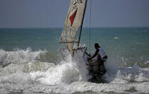 A Jangada ready to get out the sea © Philip Plisson / Plisson La Trinité / AA10031 - Photo Galleries - State [Brazil]