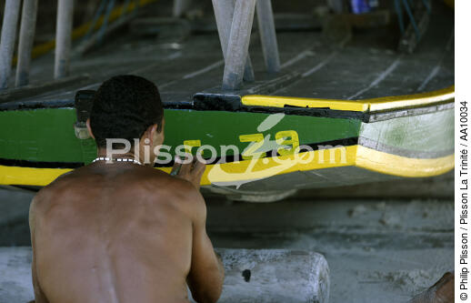 Pêcheur peignant sa Jangada. - © Philip Plisson / Plisson La Trinité / AA10034 - Nos reportages photos - Brésil
