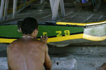 Pêcheur peignant sa Jangada. © Philip Plisson / Plisson La Trinité / AA10034 - Nos reportages photos - Brésil