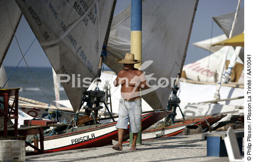 Pêcheur sur une plage brésilienne. - © Philip Plisson / Plisson La Trinité / AA10041 - Nos reportages photos - Costume