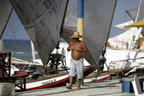Pêcheur sur une plage brésilienne. © Philip Plisson / Plisson La Trinité / AA10041 - Nos reportages photos - Costume