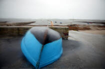 Gros temps sur Penmarc'h. © Philip Plisson / Plisson La Trinité / AA10050 - Nos reportages photos - Bateau à rames