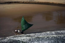 Jangada sur une plage brésilienne. © Philip Plisson / Plisson La Trinité / AA10072 - Nos reportages photos - Sable