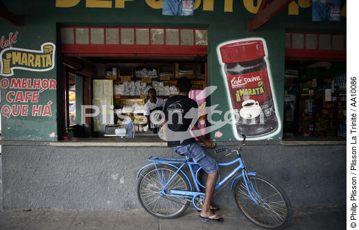 Brazilian shop in the town of Camocin. - © Philip Plisson / Plisson La Trinité / AA10086 - Photo Galleries - Cycling