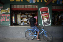 Boutique brésilienne dans la ville de Camocin. © Philip Plisson / Pêcheur d’Images / AA10086 - Nos reportages photos - Jangadas do Brazil