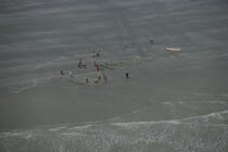 Pêcheurs brésiliens étalant leur filet de pêche sur le sable. © Philip Plisson / Plisson La Trinité / AA10088 - Nos reportages photos - Filet de pêche