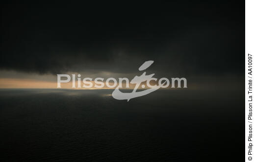 Ciel menaçant. - © Philip Plisson / Plisson La Trinité / AA10097 - Nos reportages photos - Trouée