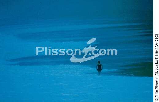 Dancer on the beach. - © Philip Plisson / Plisson La Trinité / AA10103 - Photo Galleries - Woman