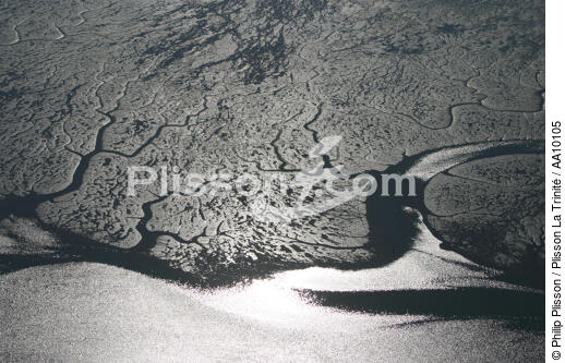 Gilded reflection with low tide. - © Philip Plisson / Plisson La Trinité / AA10105 - Photo Galleries - Mudbank