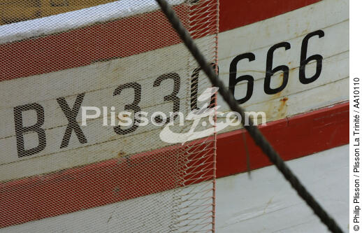 Immatriculation de bateau. - © Philip Plisson / Plisson La Trinité / AA10110 - Nos reportages photos - Filet de pêche