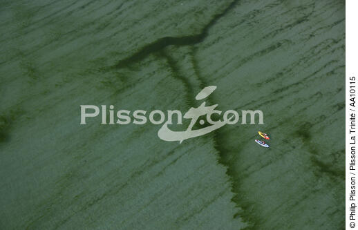 Kayac en baie de Douarnenez. - © Philip Plisson / Plisson La Trinité / AA10115 - Nos reportages photos - Kayac
