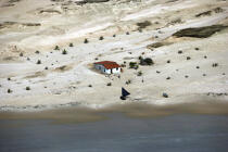 Habitation brésilienne sur la plage. © Philip Plisson / Plisson La Trinité / AA10121 - Nos reportages photos - Maison