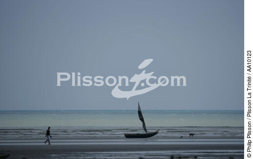 End of day on a beach of Jericoacoara. - © Philip Plisson / Plisson La Trinité / AA10123 - Photo Galleries - Fisherman