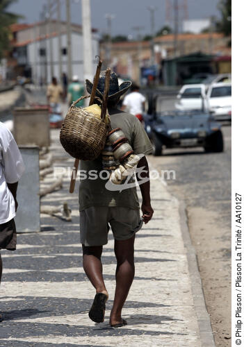 Brazilian in the streets of Camocin. - © Philip Plisson / Plisson La Trinité / AA10127 - Photo Galleries - Land activity