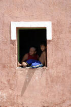 Femme et enfant à la fenêtre à Camocin. © Philip Plisson / Plisson La Trinité / AA10128 - Nos reportages photos - Activité terrestre