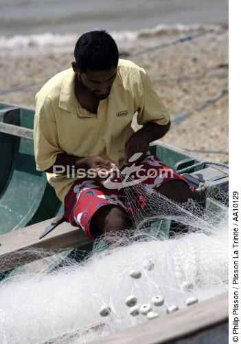 Pêcheur brésilien réparant son filet de pêche. - © Philip Plisson / Plisson La Trinité / AA10129 - Nos reportages photos - Homme